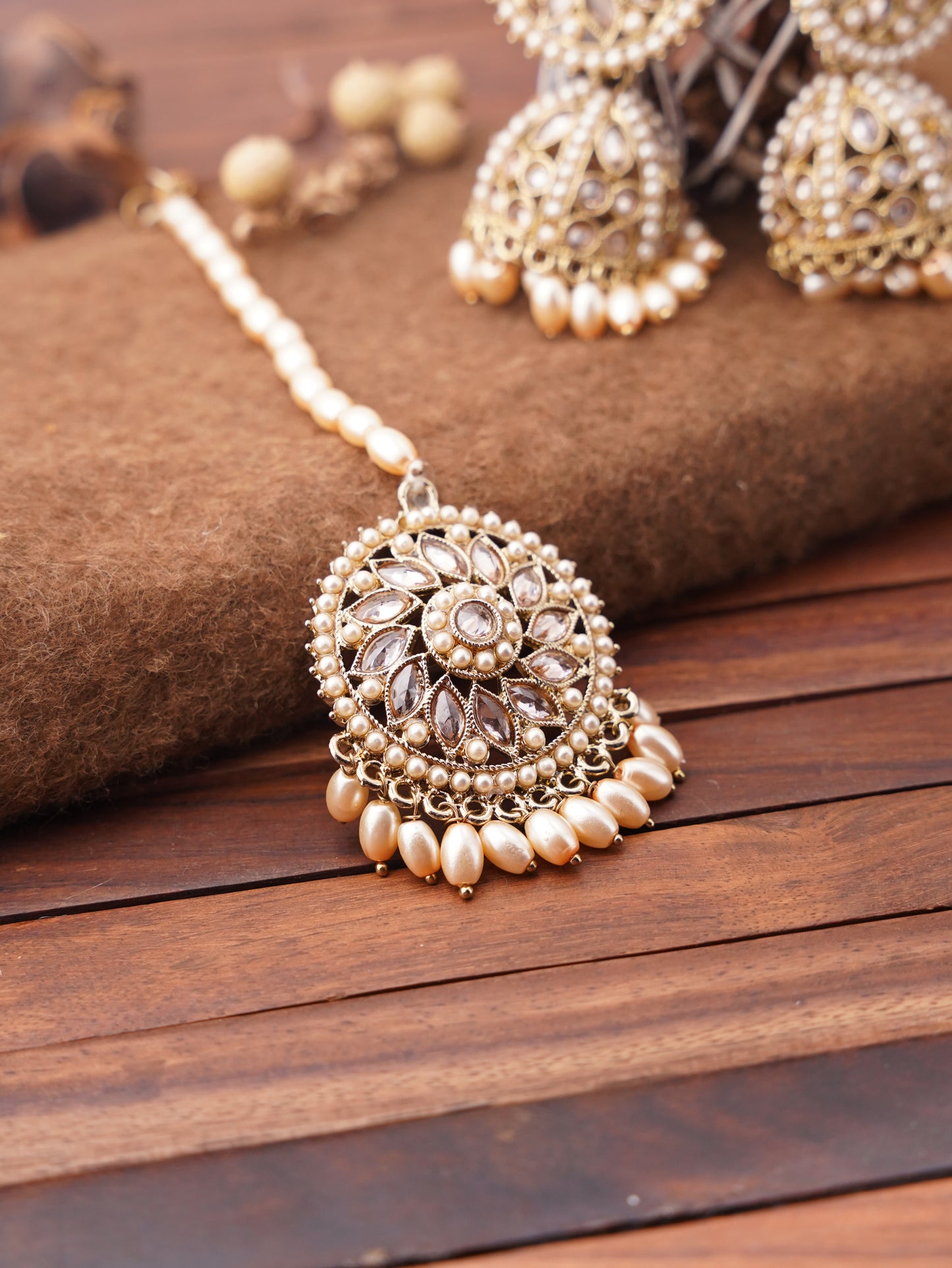 Exquisite Bridal Jhumka and Maang Tikka Set with Intricate Detailing