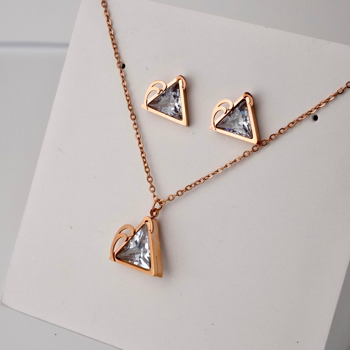 Geometric Minimal Necklace set