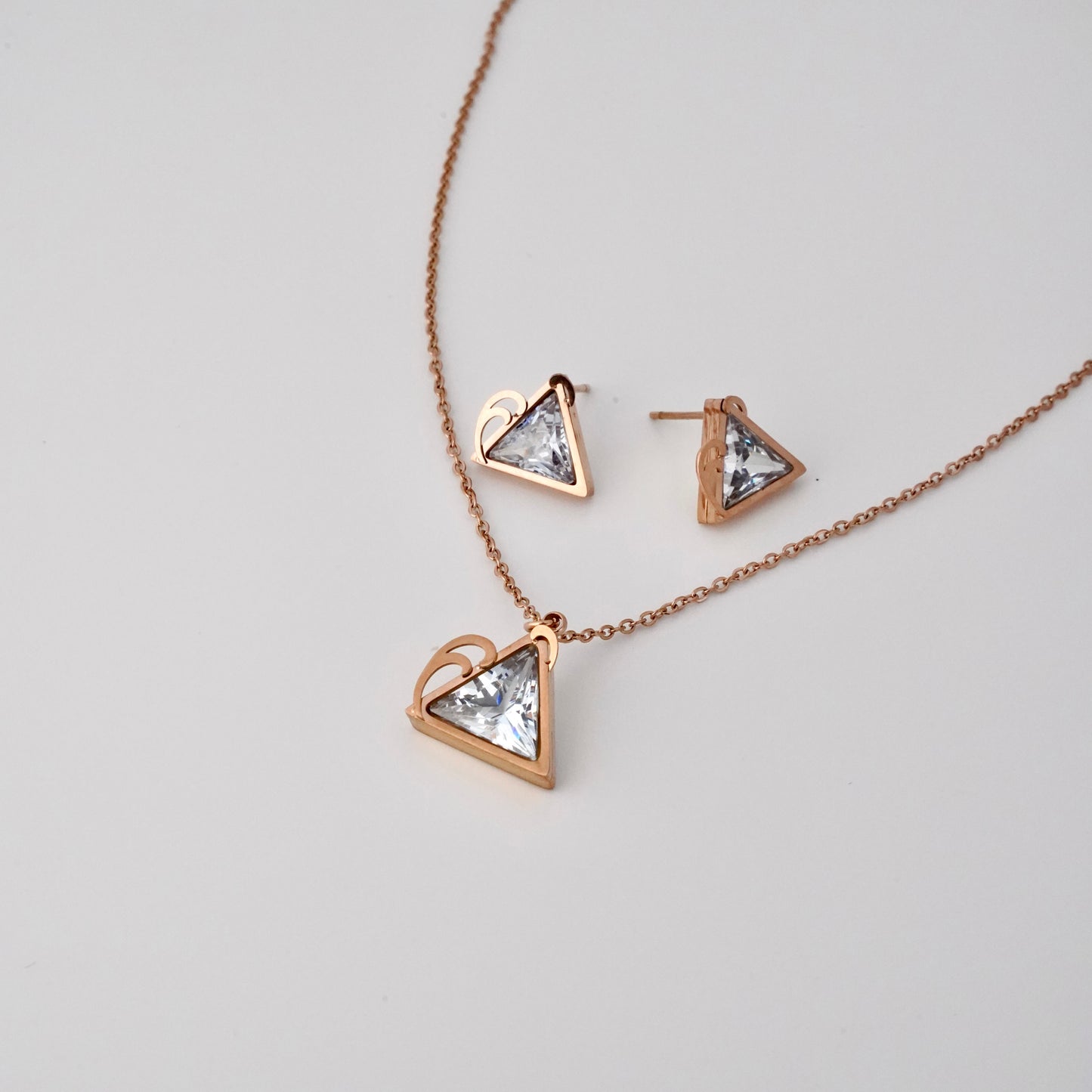 Geometric Minimal Necklace set